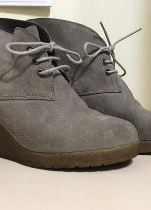 Замшевые ботинки на танкетке