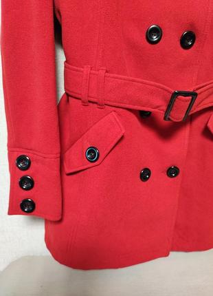 Красное пальто с высоким воротом5 фото