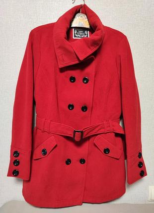 Червоне пальто з високим коміром