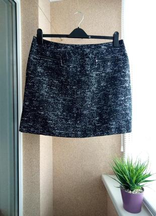 Красивая черная меланжевая юбка мини с декоративными карманами-змейками