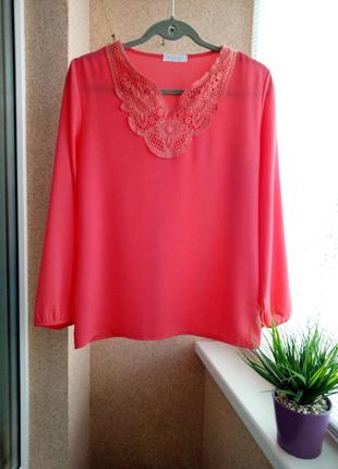 Красивая нежная однотонная блуза с кружевом кораллового цвета