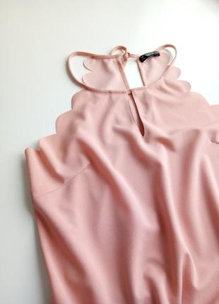 Нежное романтичное платье мини нюдового цвета с фигурными краями4 фото