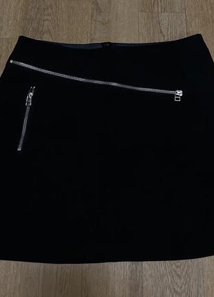 Чёрная мини юбка с декором в виде замочков1 фото
