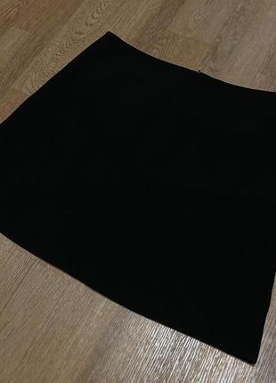 Чёрная мини юбка с декором в виде замочков2 фото
