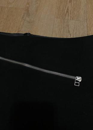 Чёрная мини юбка с декором в виде замочков4 фото