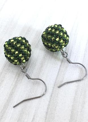 Зелені сережки з кульками з бісеру