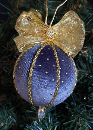 Елочный шар ручной работы 8см серо-голубой велюр с золотом1 фото