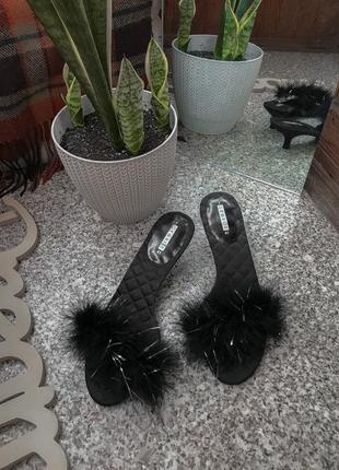 Чорні мюлі на низькому підборі з пухом