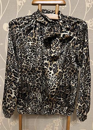 Очень красивая и стильная брендовая блузка.