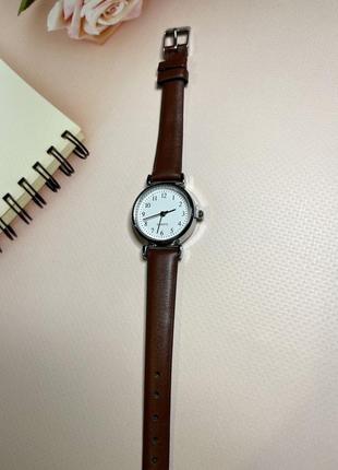Класичний жіночий наручний годинник коричневий4 фото