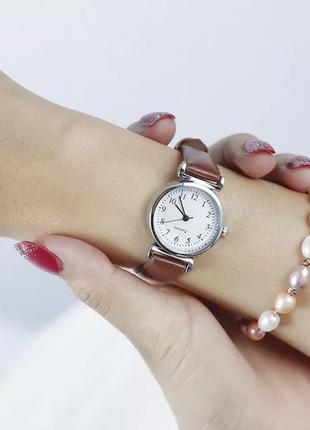 Класичний жіночий наручний годинник коричневий8 фото