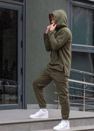 Стильний чоловічий спортивний костюм