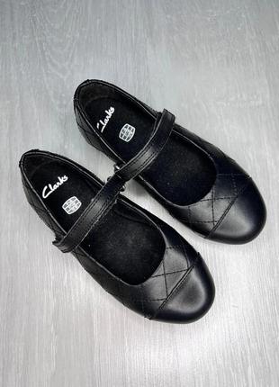 Новые туфельки clarks 
размер указан 27w
стелька запоминающая форму ступни
длина по стельке 17,3