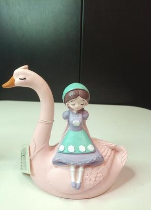 Статуэтка девушка с лебедем 4
