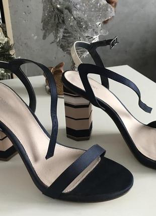 Красиві босоніжки фірми next