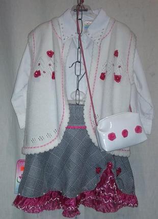 Юбка, блузка, жилет и сумочка