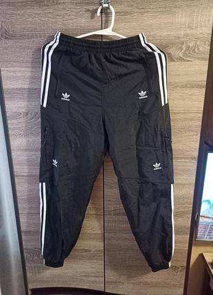 Спортивні штани adicolor classics disrupted icon h22870 чорний loose fit