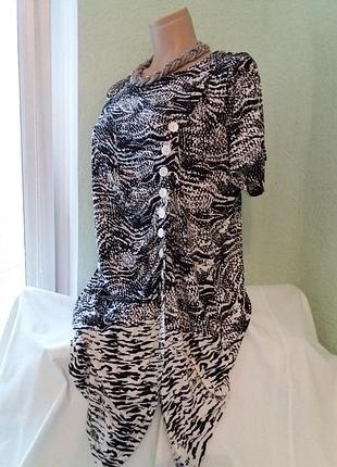 Ошатна чорно-біла асиметрична туніка з драпіруванням на животі,50-54разм.