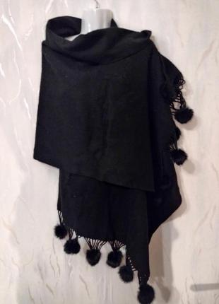 Очень красивый шарф из тонкого сукна с меховыми бубонами1 фото