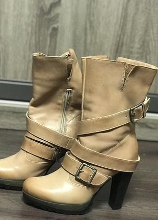 Осінні шкіряні чоботи