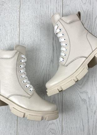 Женские ботинки светло-бежевые из натуральной кожи
