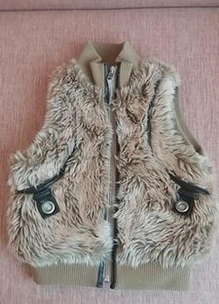 Хутряна жилетка next на 4 рік.