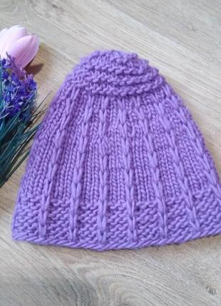 Красивая вязаная нежная сиреневая женская шапочка/шапка ручной работы крупной вязки фиолетовая