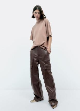 Кожаные брюки карго zara