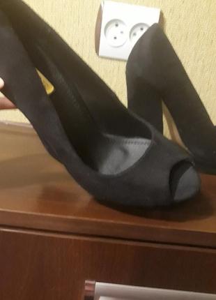 Босоніжки круті