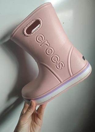 Резиновые сапожки crocs.