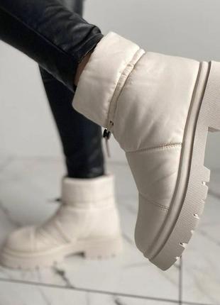 Зимние женские ботинки бежевого цвета.