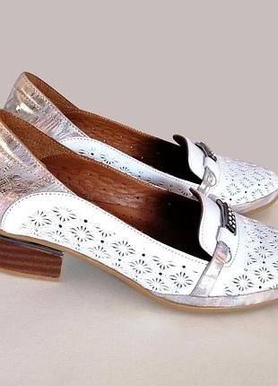 Туфли женские кожаные на низком каблуке.