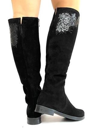 Високі чоботи з натуральної замші.