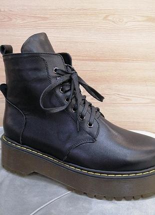 Черевики "мартинсы" чорного кольору.
