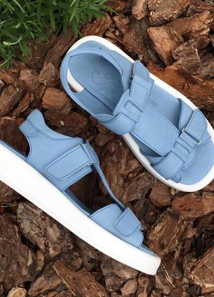 Шкіряні жіночі сандалі на липучках.