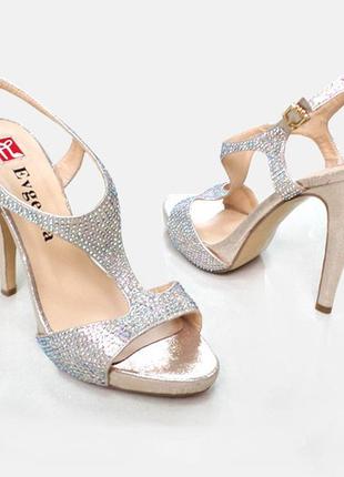 Босоножки золотистые со стразами