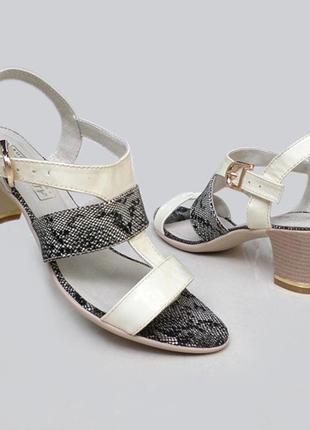 Босоніжки жіночі шкіряні.