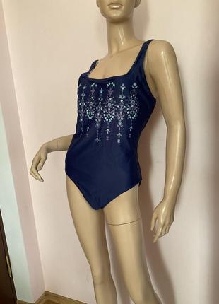 Суцільний купальник може бути і в басейн /xl/