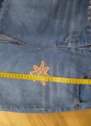 Стильная джинсовая юбка с аппликацией10 фото