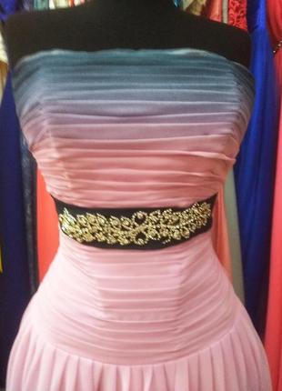 Вечірню/ випускну сукню.