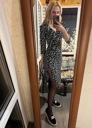 Довга сукня в квіти з розрізом