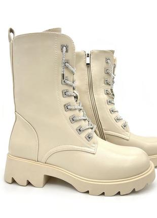 Женские зимние ботинки бежевые.