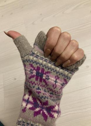 Красивые вязаные митенки перчатки без пальцев с узором скандинавском новогодним4 фото