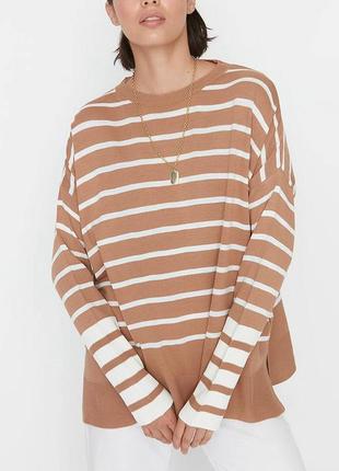 Трендовий светр в смужку