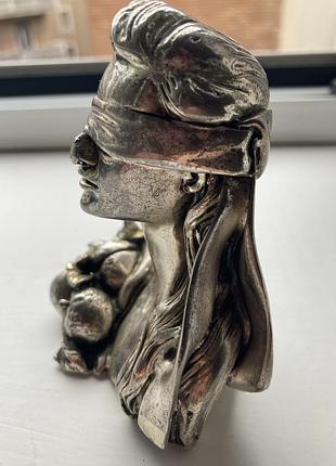 Барельеф фемиды - богини правосудия с рогом изобилия