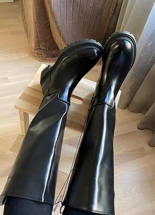 Дуже стильні чорні високі чоботи