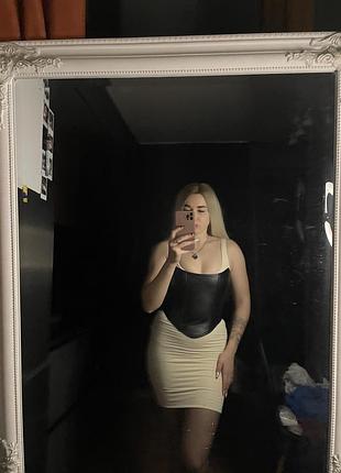 Чёрный кожаный корсет и базовое бежевое платье