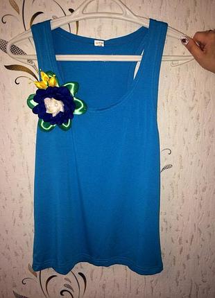 Голубая майка с цветком ручной работы