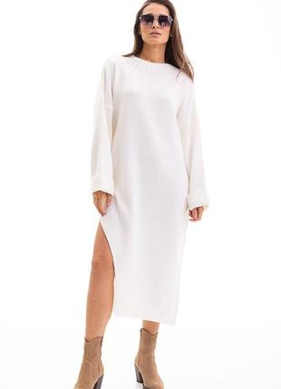 Женское теплое вязаное платье-миди оверсайз с высоким разрезом сбоку