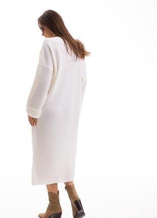 Женское теплое вязаное платье-миди оверсайз с высоким разрезом сбоку2 фото
